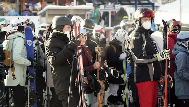 Vergangenen Winter gab es viel Andrang in Österreichs Skigebieten. Auch im jetzigen Lockdown ist Skifahren erlaubt. (Bild: APA/JOHANN STROH)