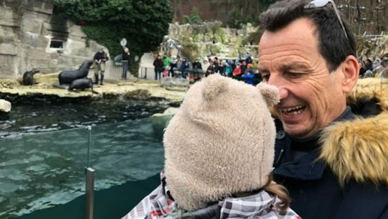 Mit seiner damals 14 Monate alten Krisenpflegetochter besuchte Christian Oxonitsch den Zoo. (Bild: zVg)