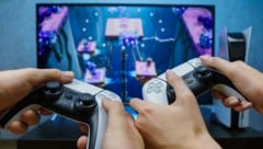 Die Räuber nahmen auch die Playstation des Opfers in Steyr mit (Bild: stock.adobe.com)