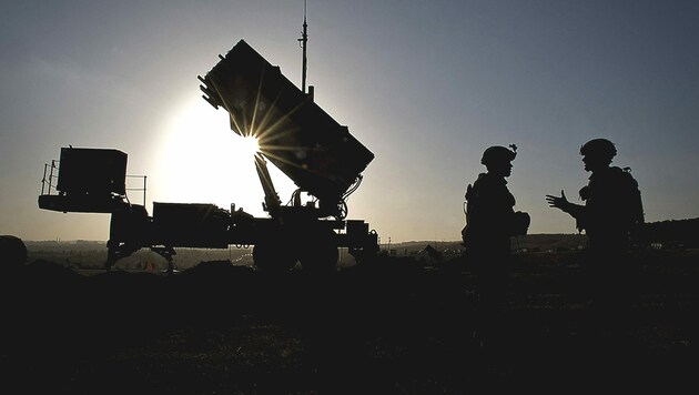 Hyperschall-Raketen sind schwer von Abwehrsystemen (im Bild: das Patriot-System der USA) abzufangen, da sie relativ niedrig fliegen können. (Bild: AFP)