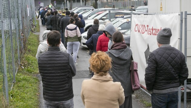 Am Montag bildete sich vor dem Hohenemser Testzentrum eine lange Warteschlange. (Bild: Dietmar Mathis)