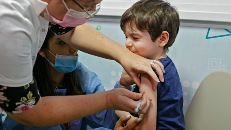 Der fünfjährige Itamar bekommt die Corona-Impfung. (Bild: AFP)