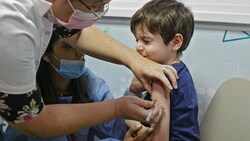 Der fünfjährige Itamar bekommt die Corona-Impfung. (Bild: AFP)