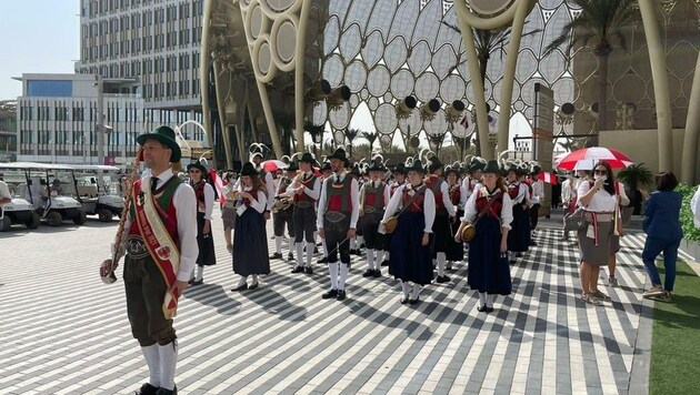 Kapellmeister Gabriel Leitner erregte mit seinen Haiminger Musikanten in Tiroler Tracht im Arabischen Emirat Aufsehen (Bild: MK Haiming)