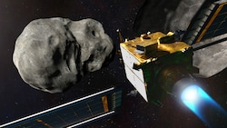 Illustration: Die NASA-Sonde im Anflug auf den Asteroiden Dimorphos (Bild: NASA/Johns Hopkins APL)