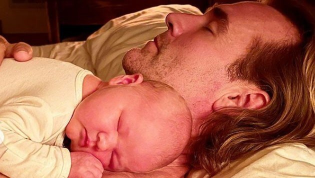 Schauspieler James Van der Beek mit seinem Baby. (Bild: www.instagram.com/vanderjames)