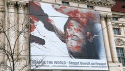 Gottfried Helnwein gestaltete des Schock-Bild an der Fassade der Oper Graz (Bild: Christian Jauschowetz)