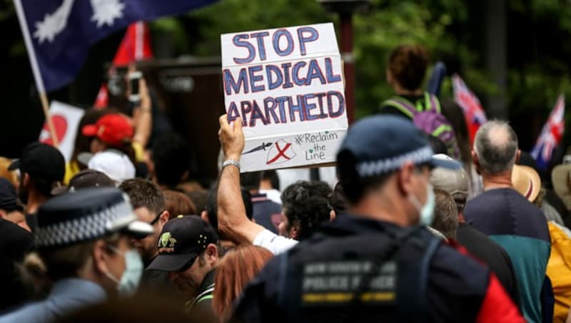 Immer wieder kommt es zu Protesten gegen Lockdowns und eine Impfpflicht in Australien. (Bild: APA/AFP/DAVID GRAY)