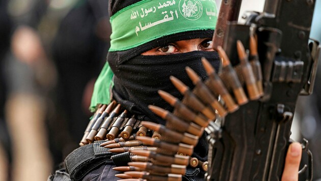 Ein Kämpfer der Kassam-Brigaden, dem bewaffneten Arm der Hamas (Bild: APA/AFP/MAHMUD HAMS)