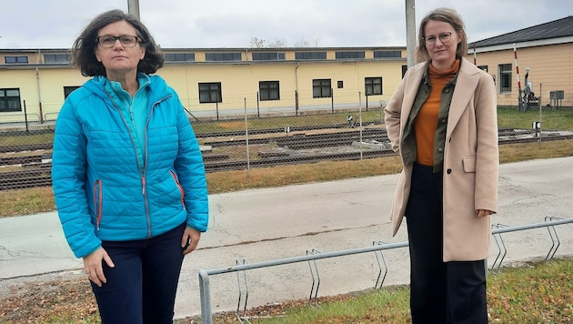 Anrainerin Doris Vulinovic und Christina Engel-Unterberger (Grüne) kämpfen für den Erhalt der Haltestelle Hart-Wörth. (Bild: Grünen St. Pölten)