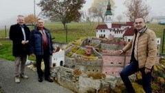 Die Schlösserstraße wächst: Bürgermeister Schabhüttl (li.) und Burgmanager Lang (re.) waren von der Burg Güssing des Baumeisters Josef Wolf (Mi.) erstaunt. (Bild: Burgstiftung Güssing)