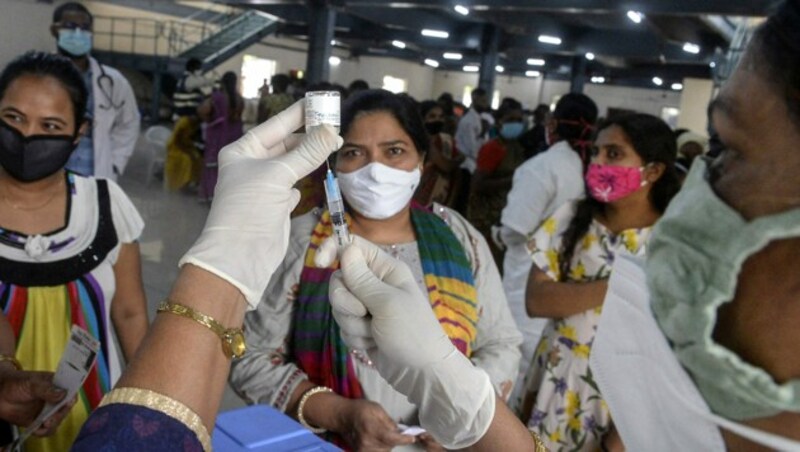 Diese Inderinnen erhalten den in Hyderabad entwickelten Impfstoff. (Bild: APA/AFP/NOAH SEELAM)