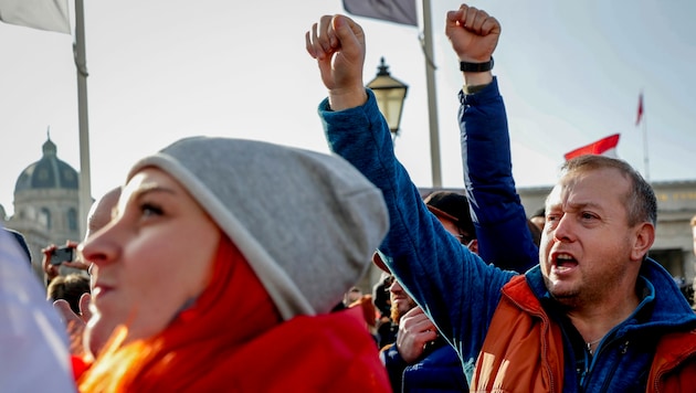 Die einen wüten bei Demos, die anderen bitten um Solidarität und Zusammenhalt. (Bild: AP)