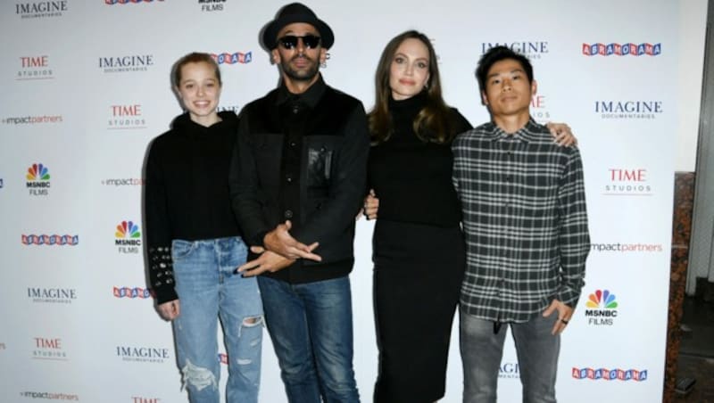 Shiloh mit Street Artist JR, Angelina Jolie und Bruder Pax Thien Jolie-Pitt (Bild: 2021 Getty Images)