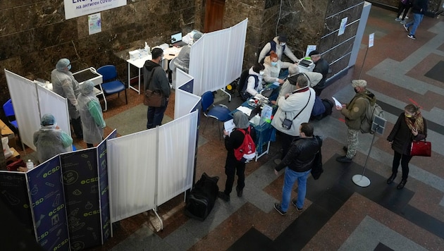 Eine Teststraße in Ungarn (Bild: Associated Press)