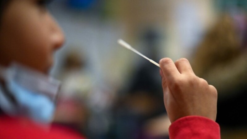 Die Schulen müssen derzeit wieder verstärkt auf Nasenbohrertests setzen. (Bild: AFP)