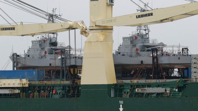 Zwei Boote der US-Küstenwache an Bord eines Frachtschiffs im Hafen von Odessa (Bild: APA/AFP/STRINGER)