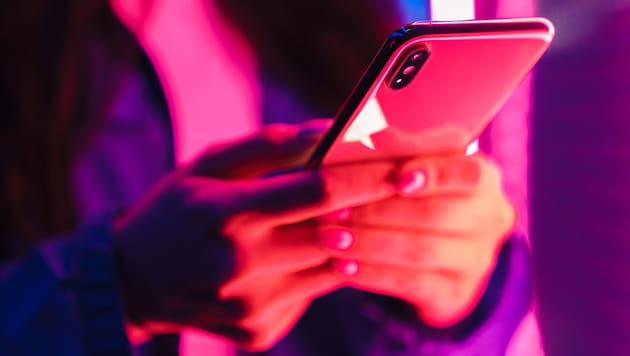 Angesichts der steigenden Inflation und des Krieges in der Ukraine sanken in Europa zuletzt die Smartphone-Absatzzahlen. (Bild: stock.adobe.com)