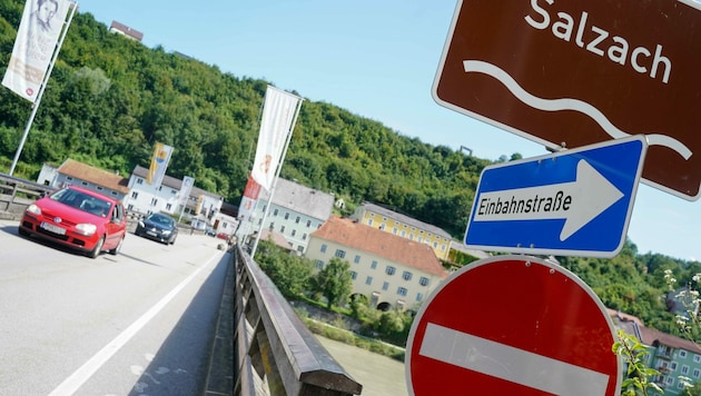 Tatort soll die Alte Brücke über die Salzach zwischen Hochburg-Ach (OÖ) und Burghausen (Bayern) gewesen sein. (Bild: Pressefoto Scharinger © Daniel Scharinger)