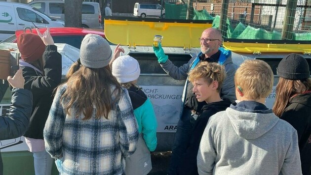Umweltberater Gerhard Lusser erklärte den Schülern, worauf es bei der sachgemäßen Trennung von Müll ankommt. (Bild: AVW Osttirol)