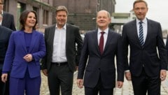 Die Parteispitze der Grünen, Annalena Baerbock und Robert Habeck, SPD-Chef und Kanzlerkandidat Olaf Scholz und FDP-Chef Christian Lindner (v.l.n.r.) (Bild: AP)