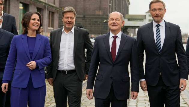 Die Parteispitze der Grünen, Annalena Baerbock und Robert Habeck, SPD-Chef und Kanzlerkandidat Olaf Scholz und FDP-Chef Christian Lindner (v.l.n.r.) (Bild: AP)