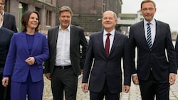 Die Parteispitze der Grünen, Annalena Baerbock und Robert Habeck, SPD-Chef und Kanzlerkandidat Olaf Scholz und FDP-Chef Christian Lindner (v.l.n.r.) (Bild: AP)