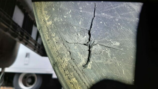 Derartige Beschädigungen entdeckten die Beamten auf den Reifen des Fahrzeugs (Bild: LPD Salzburg)