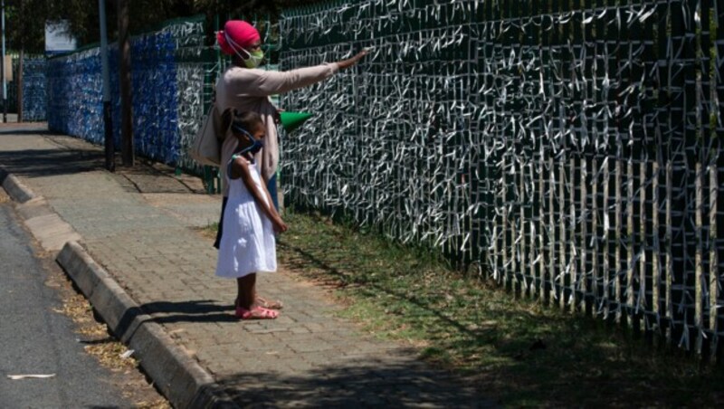 Jede dieser Schleifen steht für ein Corona-Todesopfer in Südafrika. (Bild: AP Photo/Denis Farrell)