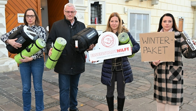 Helfen in der kalten Jahreszeit: Petra Parsons von der Sozialabteilung, Steiner, Wisak und Balaskovics (v. li.) (Bild: Caritas)