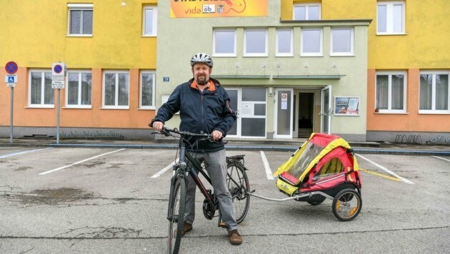 Josef Schmidt (46) transportiert Bücher und Spiele zu den Kunden (Bild: Fellner Klemens)