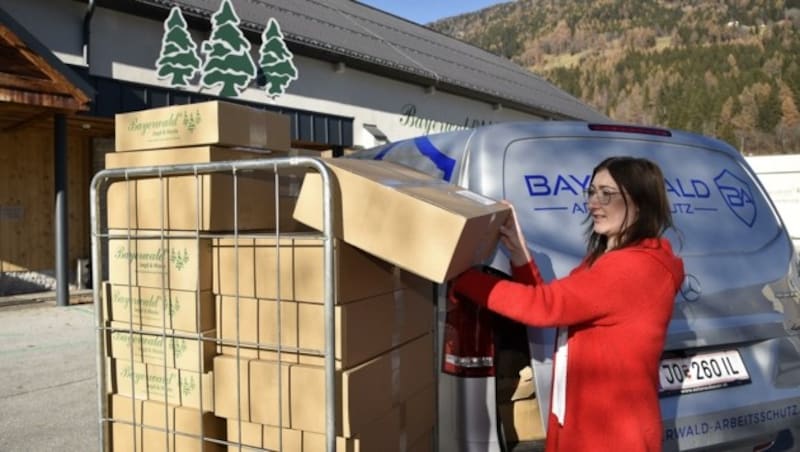 Annemarie Prommegger ist für den Webshop zuständig (Bild: ROLAND_HOLITZKY)