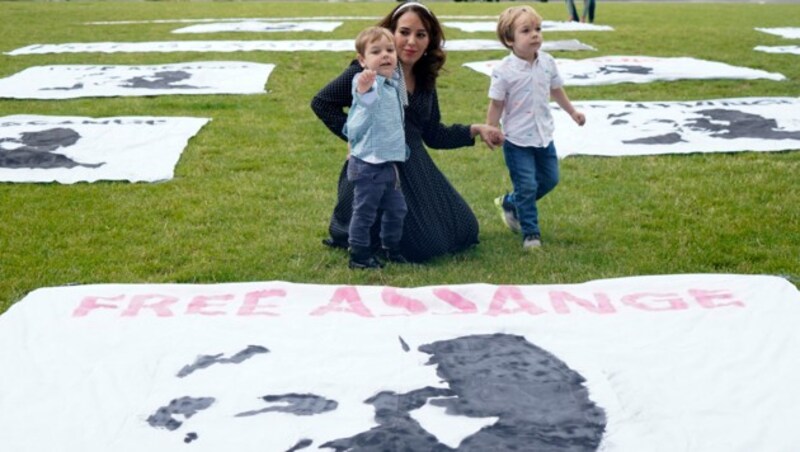 Stella Moris mit ihren und Assanges Söhnen Gabriel (r.) und Max (Bild: Max Niklas HALLE‘N / AFP)