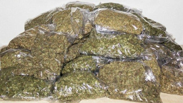 Insgesamt wurden 55 Kilogramm Marihuana beschlagnahmt. (Bild: Kriminalpolizeiinspektion Schwaben Süd/West)