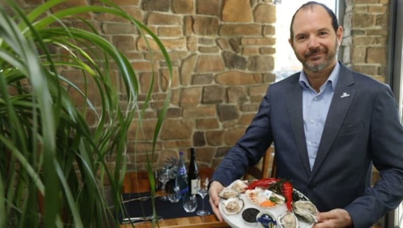 Das „Fischiff“ punktet vor allem mit Fisch und Meeresfrüchten, wie Restaurantleiter Philipp Wimmer präsentiert. (Bild: Christof Birbaumer Kronenzeitung)