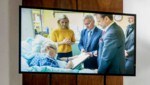 Im Oktober präsentierte das Präsidentenbüro ein Video, das Zeman beim Unterzeichnen von Dokumenten im Krankenbett zeigt. (Bild: APA/AFP/Michal Cizek)