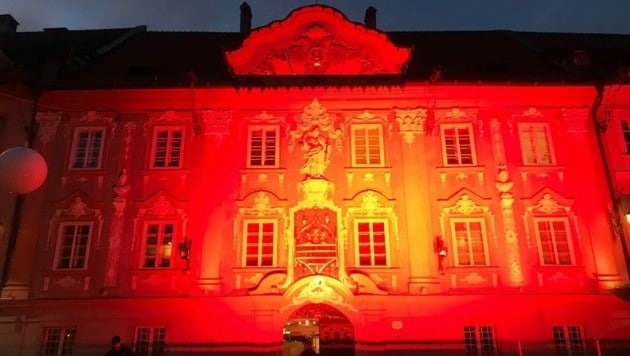 St. Veiter Rathaus, Raika und Burg Liebenfels leuchten orange - ein Symbol gegen Gewalt gegen Frauen (Bild: Birgit Rumpf-Pukelsheim)