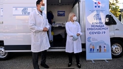 Eine mobile Impfstation in Thessaloniki (Bild: AP)
