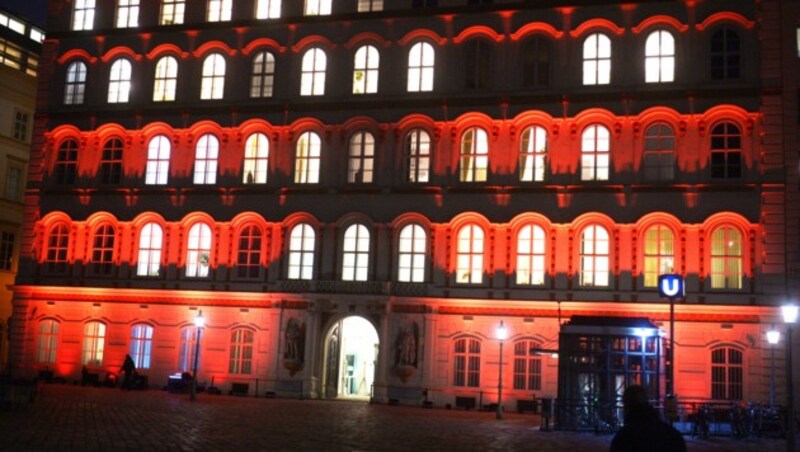 Blick auf das orange beleuchtete Außenministerium (Bild: APA/HERBERT PFARRHOFER)