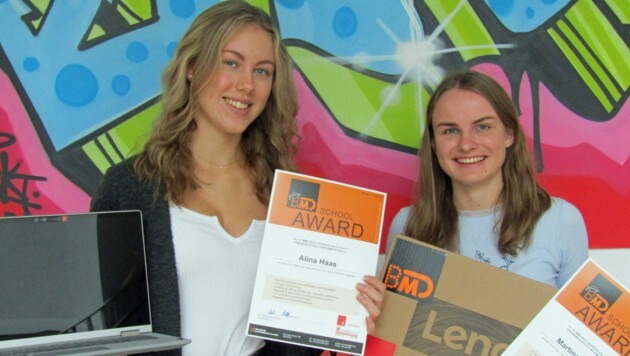 Die 18-jährigen Schülerinnen der HLW Steyr Alina Haas und Martina Gruber glänzten im computerunterstützten Rechnungswesen. (Bild: Trauner Verlag)