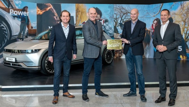 Preisübergabe: v.l. Bernd Hitzemann (CEO AItastic), Michael Cole (Präsident und CEO Hyundai Motor Europe), Jens Meiners (GCOTY) und Jürgen Keller (Geschäftsführer Hyundai Deutschland). (Bild: martinjoppen.de)