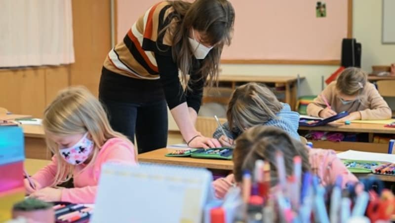 Unterricht unter Pandemiebedingungen - für die Kinder, die in die Schule kommen. (Bild: Wenzel Markus)