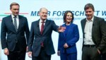 Olaf zeigt, wo es langgeht! FDP-Chef Christian Lindner, SPD-Chef und Kanzlerkandidat Olaf Scholz, die Parteispitze der Grünen, Annalena Baerbock und Robert Habeck (v.l.n.r.) (Bild: Associated Press)