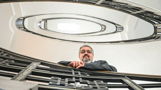 Präsident Andreas Stangl im historischen Stiegenhaus der Arbeiterkammer-Zentrale in Linz. (Bild: Wenzel Markus)