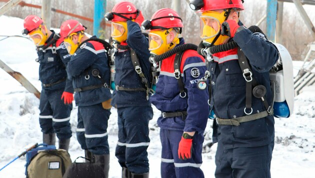 Einsatzkräfte des russischen Ministeriums für Notfallsituationen (Bild: AP/Russian Ministry for Emergency Situations)
