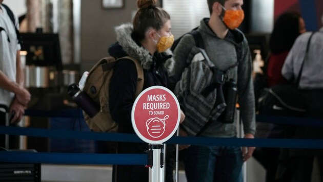 Maskenpflicht im Flieger alleine wird nicht reichen, um die Ausbreitung der möglicherweise noch gefährlicheren Corona-Mutation zu stoppen. Die ersten Länder reagierten nun wieder mit Reisebeschränkungen. (Bild: AP/David Zalubowski)
