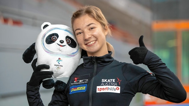 Eiskunstläuferin Olga Mikutina hofft mit Unterstützung von Olympia-Maskottchen Big Dwen Dwen auf das Ticket für die Spiele in Peking. (Bild: Maurice Shourot)