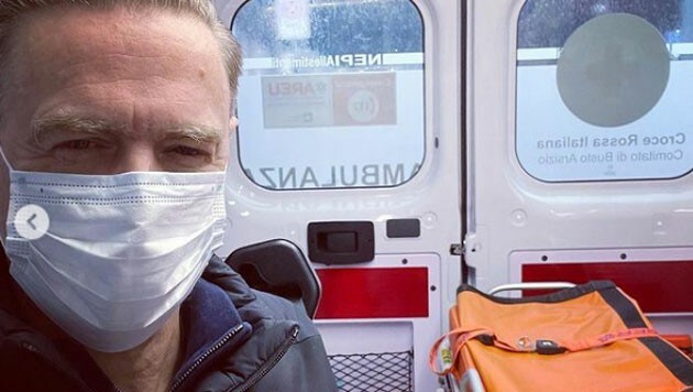 Bryan Adams im Krankenwagen am Flughafen Milano Malpensa (Bild: www.instagram.com/bryanadams)