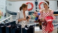 „Emily in Paris“: Philippine Leroy-Beaulieu als Sylvie Grateau, Lily Collins als Emily in Episode 205 (Bild: © 2021 Netflix, Inc.)