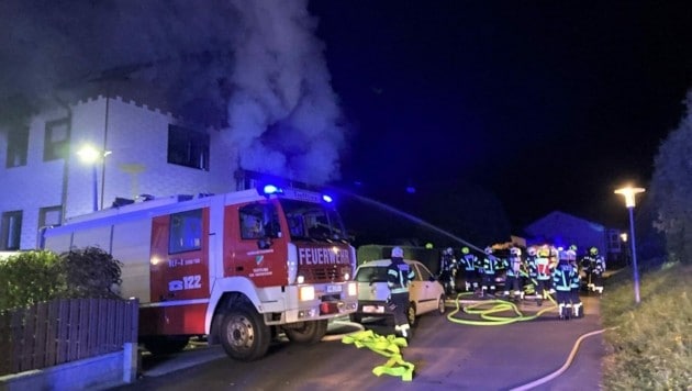 Nach dem Messerattentat auf seine Freundin und der Brandstiftung hatte sich der 23-Jährige in Engerwitzdorf vor ein Löschfahrzeug geworfen. (Bild: FF Treffling)